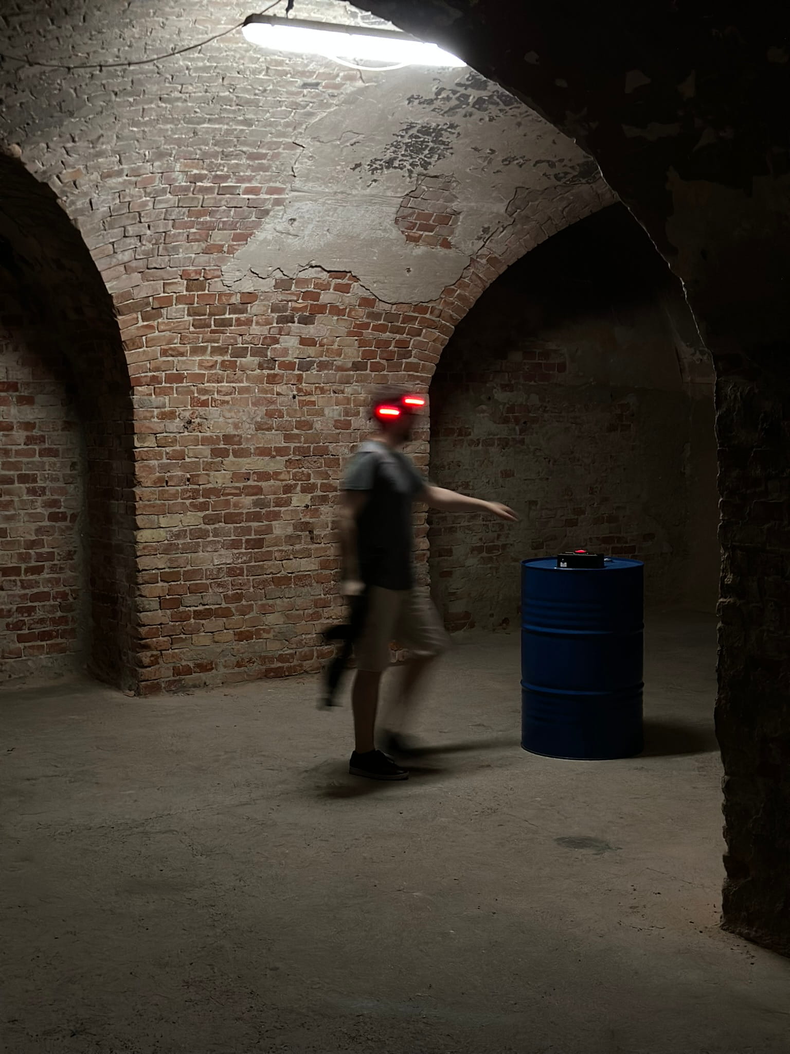 Gracz w ceglanych wnętrzach