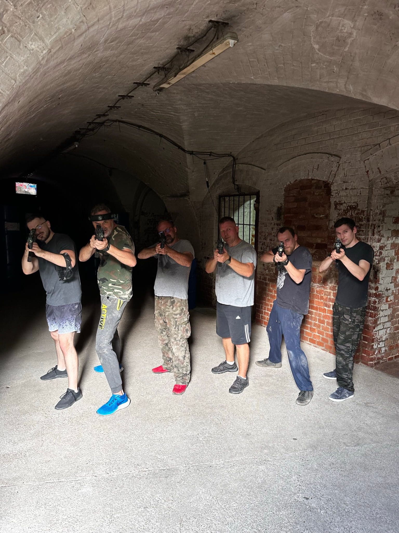 Mężczyźni z karabinami